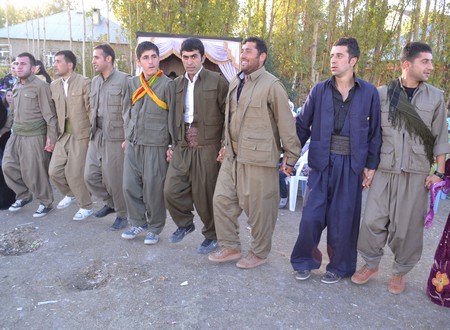Hakkari'nin Yüksekova ilçesinde 22-23-10.2011 Ekim Dünya evine giren bazı çiftlerimizi sizler için sayfamıza taşıdık. Yüksekova Güncel ailesi olarak tüm çiftlerimize mutluluklar dileriz.