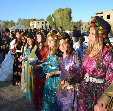 Hakkari'nin Yüksekova ilçesinde 22-23-10.2011 Ekim Dünya evine giren bazı çiftlerimizi sizler için sayfamıza taşıdık. Yüksekova Güncel ailesi olarak tüm çiftlerimize mutluluklar dileriz.