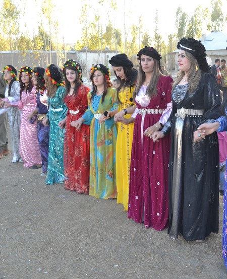 Hakkari'nin Yüksekova ilçesinde 22-23-10.2011 Ekim Dünya evine giren bazı çiftlerimizi sizler için sayfamıza taşıdık. Yüksekova Güncel ailesi olarak tüm çiftlerimize mutluluklar dileriz.