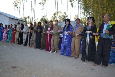 Hakkari'nin Yüksekova ilçesinde 22-23-10.2011 Ekim Dünya evine giren bazı çiftlerimizi sizler için sayfamıza taşıdık. Yüksekova Güncel ailesi olarak tüm çiftlerimize mutluluklar dileriz.