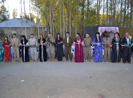 Hakkari'nin Yüksekova ilçesinde 22-23-10.2011 Ekim Dünya evine giren bazı çiftlerimizi sizler için sayfamıza taşıdık. Yüksekova Güncel ailesi olarak tüm çiftlerimize mutluluklar dileriz.