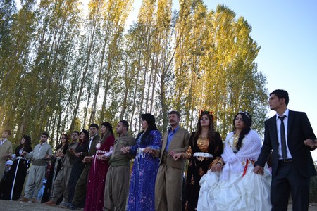 Hakkari'nin Yüksekova ilçesinde 22-23-10.2011 Ekim Dünya evine giren bazı çiftlerimizi sizler için sayfamıza taşıdık. Yüksekova Güncel ailesi olarak tüm çiftlerimize mutluluklar dileriz.