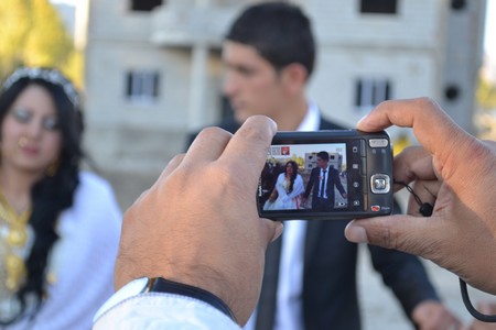 Hakkari'nin Yüksekova ilçesinde 22-23-10.2011 Ekim Dünya evine giren bazı çiftlerimizi sizler için sayfamıza taşıdık. Yüksekova Güncel ailesi olarak tüm çiftlerimize mutluluklar dileriz.