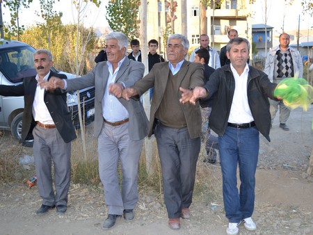 Hakkari'nin Yüksekova ilçesinde 22-23-10.2011 Ekim Dünya evine giren bazı çiftlerimizi sizler için sayfamıza taşıdık. Yüksekova Güncel ailesi olarak tüm çiftlerimize mutluluklar dileriz.