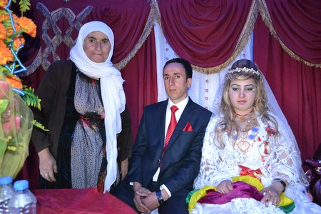 Hakkari'nin Yüksekova ilçesinde 22-23-10.2011 Ekim Dünya evine giren bazı çiftlerimizi sizler için sayfamıza taşıdık. Yüksekova Güncel ailesi olarak tüm çiftlerimize mutluluklar dileriz.