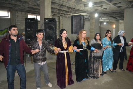 Hakkari'nin Yüksekova ilçesinde 22-23-10.2011 Ekim Dünya evine giren bazı çiftlerimizi sizler için sayfamıza taşıdık. Yüksekova Güncel ailesi olarak tüm çiftlerimize mutluluklar dileriz.