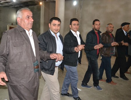 Hakkari'nin Yüksekova ilçesinde 22-23-10.2011 Ekim Dünya evine giren bazı çiftlerimizi sizler için sayfamıza taşıdık. Yüksekova Güncel ailesi olarak tüm çiftlerimize mutluluklar dileriz.