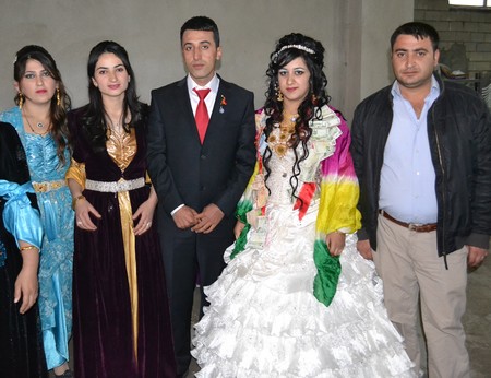 Hakkari'nin Yüksekova ilçesinde 22-23-10.2011 Ekim Dünya evine giren bazı çiftlerimizi sizler için sayfamıza taşıdık. Yüksekova Güncel ailesi olarak tüm çiftlerimize mutluluklar dileriz.