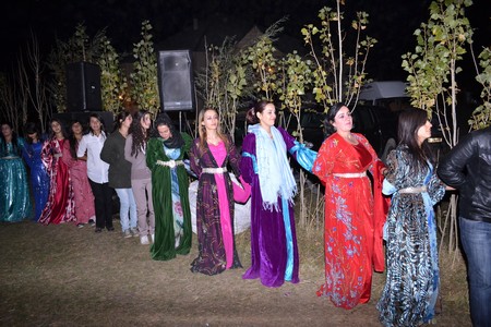 Hakkari'nin Yüksekova ilçesinde 22-23-10.2011 Ekim Dünya evine giren bazı çiftlerimizi sizler için sayfamıza taşıdık. Yüksekova Güncel ailesi olarak tüm çiftlerimize mutluluklar dileriz.