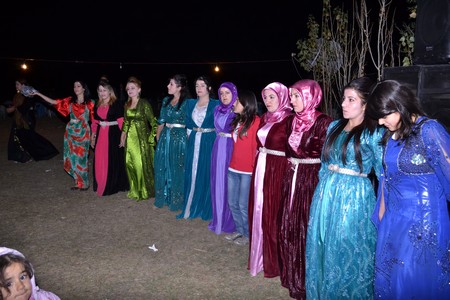 Hakkari'nin Yüksekova ilçesinde 22-23-10.2011 Ekim Dünya evine giren bazı çiftlerimizi sizler için sayfamıza taşıdık. Yüksekova Güncel ailesi olarak tüm çiftlerimize mutluluklar dileriz.
