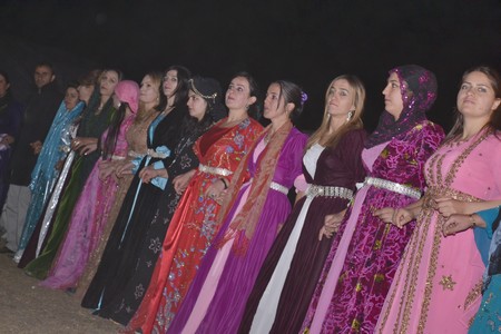 Hakkari'nin Yüksekova ilçesinde 22-23-10.2011 Ekim Dünya evine giren bazı çiftlerimizi sizler için sayfamıza taşıdık. Yüksekova Güncel ailesi olarak tüm çiftlerimize mutluluklar dileriz.