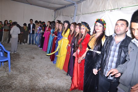 Hakkari'nin Yüksekova ilçesinde 22-23-10.2011 Ekim Dünya evine giren bazı çiftlerimizi sizler için sayfamıza taşıdık. Yüksekova Güncel ailesi olarak tüm çiftlerimize mutluluklar dileriz.