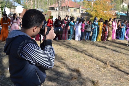 Hakkari'nin Yüksekova ilçesinde 22-23-10.2011 Ekim Dünya evine giren bazı çiftlerimizi sizler için sayfamıza taşıdık. Yüksekova Güncel ailesi olarak tüm çiftlerimize mutluluklar dileriz.