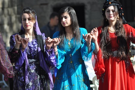 Hakkari'nin Yüksekova ilçesinde 22-23-10.2011 Ekim Dünya evine giren bazı çiftlerimizi sizler için sayfamıza taşıdık. Yüksekova Güncel ailesi olarak tüm çiftlerimize mutluluklar dileriz.