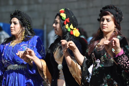 Hakkari'nin Yüksekova ilçesinde 22-23-10.2011 Ekim Dünya evine giren bazı çiftlerimizi sizler için sayfamıza taşıdık. Yüksekova Güncel ailesi olarak tüm çiftlerimize mutluluklar dileriz.