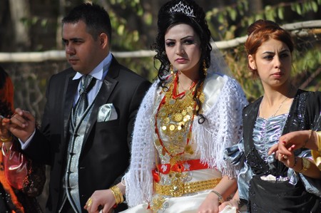 Hakkari'nin Yüksekova ilçesinde 22-23-10.2011 Ekim Dünya evine giren bazı çiftlerimizi sizler için sayfamıza taşıdık. Yüksekova Güncel ailesi olarak tüm çiftlerimize mutluluklar dileriz.