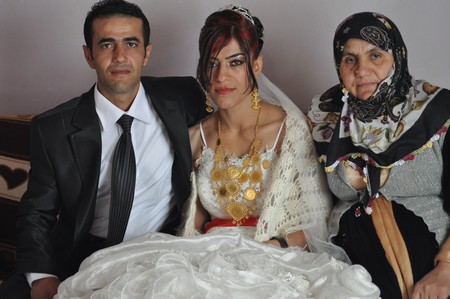 Hakkari'nin Yüksekova ilçesinde 22-23-10.2011 Ekim Dünya evine giren bazı çiftlerimizi sizler için sayfamıza taşıdık. Yüksekova Güncel ailesi olarak tüm çiftlerimize mutluluklar dileriz.