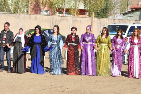 Hakkari'nin Yüksekova ilçesinde 22-23-10.2011 Ekim Dünya evine giren bazı çiftlerimizi sizler için sayfamıza taşıdık. Yüksekova Güncel ailesi olarak tüm çiftlerimize mutluluklar dileriz.