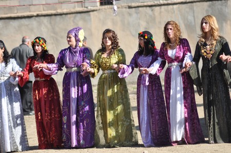 Hakkari'nin Yüksekova ilçesinde 22-23-10.2011 Ekim Dünya evine giren bazı çiftlerimizi sizler için sayfamıza taşıdık. Yüksekova Güncel ailesi olarak tüm çiftlerimize mutluluklar dileriz.