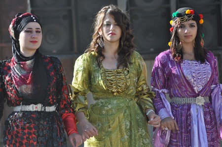 Hakkari'nin Yüksekova ilçesinde 22-23-10.2011 Ekim Dünya evine giren bazı çiftlerimizi sizler için sayfamıza taşıdık. Yüksekova Güncel ailesi olarak tüm çiftlerimize mutluluklar dileriz.