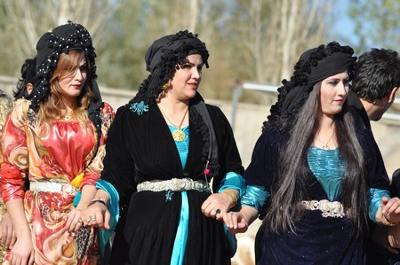 Hakkari'nin Yüksekova ilçesinde 22-23-10.2011 Ekim Dünya evine giren bazı çiftlerimizi sizler için sayfamıza taşıdık. Yüksekova Güncel ailesi olarak tüm çiftlerimize mutluluklar dileriz.