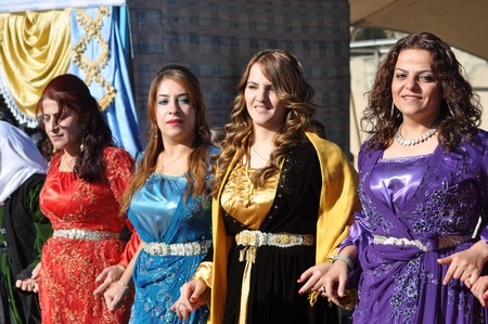 Hakkari'nin Yüksekova ilçesinde 22-23-10.2011 Ekim Dünya evine giren bazı çiftlerimizi sizler için sayfamıza taşıdık. Yüksekova Güncel ailesi olarak tüm çiftlerimize mutluluklar dileriz.