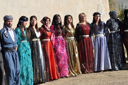 Hakkari'nin Yüksekova ilçesinde 22-23-10.2011 Ekim Dünya evine giren bazı çiftlerimizi sizler için sayfamıza taşıdık. Yüksekova Güncel ailesi olarak tüm çiftlerimize mutluluklar dileriz.