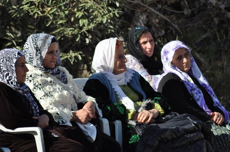Hakkari'nin Yüksekova ilçesinde 22-23-10.2011 Ekim Dünya evine giren bazı çiftlerimizi sizler için sayfamıza taşıdık. Yüksekova Güncel ailesi olarak tüm çiftlerimize mutluluklar dileriz.