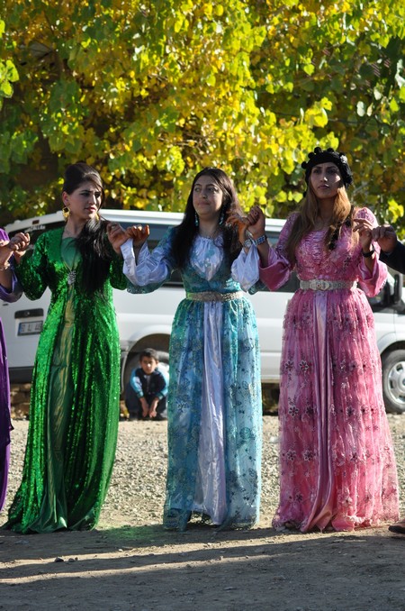 Hakkari'nin Yüksekova ilçesinde 22-23-10.2011 Ekim Dünya evine giren bazı çiftlerimizi sizler için sayfamıza taşıdık. Yüksekova Güncel ailesi olarak tüm çiftlerimize mutluluklar dileriz.