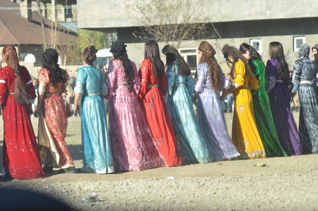 Hakkari'nin Yüksekova ilçesinde 22-23-10.2011 Ekim Dünya evine giren bazı çiftlerimizi sizler için sayfamıza taşıdık. Yüksekova Güncel ailesi olarak tüm çiftlerimize mutluluklar dileriz.