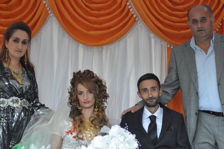 Hakkari'nin Yüksekova ilçesinde 22-23-10.2011 Ekim Dünya evine giren bazı çiftlerimizi sizler için sayfamıza taşıdık. Yüksekova Güncel ailesi olarak tüm çiftlerimize mutluluklar dileriz.