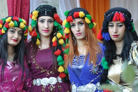 Hakkari'nin Yüksekova ilçesinde 22-23-10.2011 Ekim Dünya evine giren bazı çiftlerimizi sizler için sayfamıza taşıdık. Yüksekova Güncel ailesi olarak tüm çiftlerimize mutluluklar dileriz.