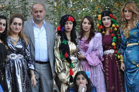 Hakkari'nin Yüksekova ilçesinde 22-23-10.2011 Ekim Dünya evine giren bazı çiftlerimizi sizler için sayfamıza taşıdık. Yüksekova Güncel ailesi olarak tüm çiftlerimize mutluluklar dileriz.
