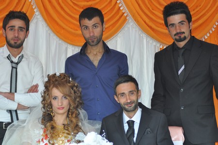 Hakkari'nin Yüksekova ilçesinde 22-23-10.2011 Ekim Dünya evine giren bazı çiftlerimizi sizler için sayfamıza taşıdık. Yüksekova Güncel ailesi olarak tüm çiftlerimize mutluluklar dileriz.