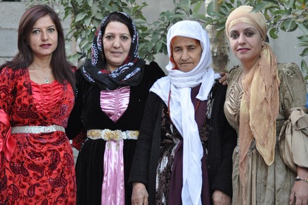 Hakkari'nin Yüksekova ilçesinde 22-23-10.2011 Ekim Dünya evine giren bazı çiftlerimizi sizler için sayfamıza taşıdık. Yüksekova Güncel ailesi olarak tüm çiftlerimize mutluluklar dileriz.