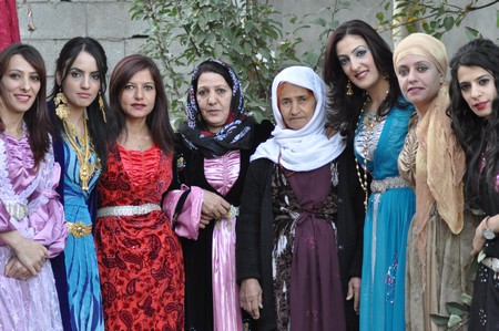 Hakkari'nin Yüksekova ilçesinde 22-23-10.2011 Ekim Dünya evine giren bazı çiftlerimizi sizler için sayfamıza taşıdık. Yüksekova Güncel ailesi olarak tüm çiftlerimize mutluluklar dileriz.