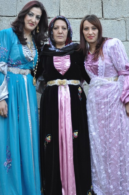 Hakkari'nin Yüksekova ilçesinde 22-23-10.2011 Ekim Dünya evine giren bazı çiftlerimizi sizler için sayfamıza taşıdık. Yüksekova Güncel ailesi olarak tüm çiftlerimize mutluluklar dileriz.