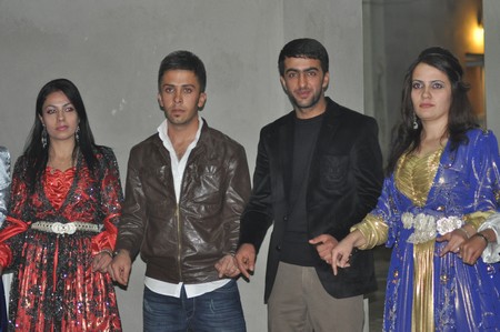 Hakkari'nin Yüksekova ilçesinde 22-23-10.2011 Ekim Dünya evine giren bazı çiftlerimizi sizler için sayfamıza taşıdık. Yüksekova Güncel ailesi olarak tüm çiftlerimize mutluluklar dileriz.