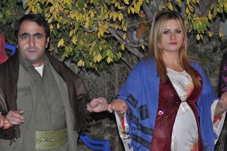 Hakkari'nin Yüksekova ilçesinde 22-23-10.2011 Ekim Dünya evine giren bazı çiftlerimizi sizler için sayfamıza taşıdık. Yüksekova Güncel ailesi olarak tüm çiftlerimize mutluluklar dileriz.