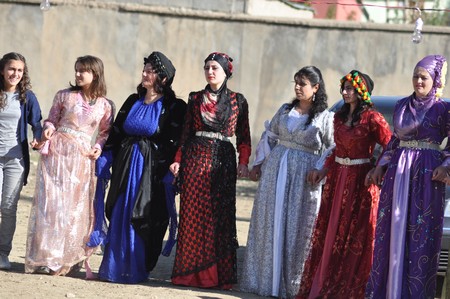 Hakkari'nin Yüksekova ilçesinde 22-23-10.2011 Ekim Dünya evine giren bazı çiftlerimizi sizler için sayfamıza taşıdık. Yüksekova Güncel ailesi olarak tüm çiftlerimize mutluluklar dileriz.