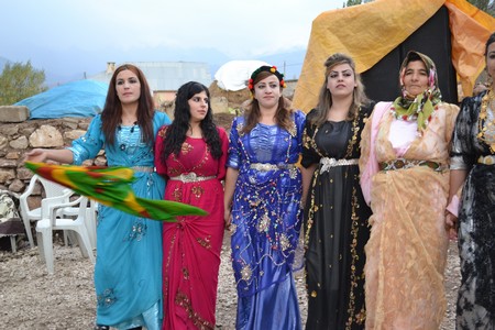 Hakkari'nin Yüksekova ilçesinde 22-23-10.2011 Ekim Dünya evine giren bazı çiftlerimizi sizler için sayfamıza taşıdık. Yüksekova Güncel ailesi olarak tüm çiftlerimize mutluluklar dileriz.