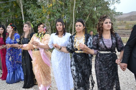 Hakkari'nin Yüksekova ilçesinde 22-23-10.2011 Ekim Dünya evine giren bazı çiftlerimizi sizler için sayfamıza taşıdık. Yüksekova Güncel ailesi olarak tüm çiftlerimize mutluluklar dileriz.