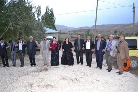 Hakkari'nin Yüksekova ilçesinde 22-23-10.2011 Ekim Dünya evine giren bazı çiftlerimizi sizler için sayfamıza taşıdık. Yüksekova Güncel ailesi olarak tüm çiftlerimize mutluluklar dileriz.