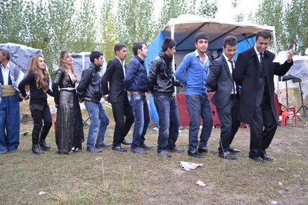 Hakkari'nin Yüksekova ilçesinde 22-23-10.2011 Ekim Dünya evine giren bazı çiftlerimizi sizler için sayfamıza taşıdık. Yüksekova Güncel ailesi olarak tüm çiftlerimize mutluluklar dileriz.