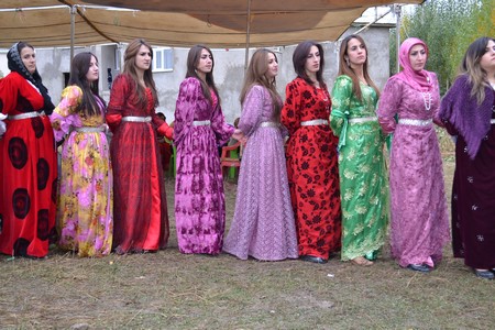 Hakkari'nin Yüksekova ilçesinde 22-23-10.2011 Ekim Dünya evine giren bazı çiftlerimizi sizler için sayfamıza taşıdık. Yüksekova Güncel ailesi olarak tüm çiftlerimize mutluluklar dileriz.