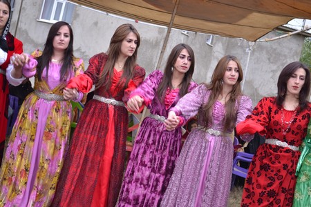 Hakkari'nin Yüksekova ilçesinde 22-23-10.2011 Ekim Dünya evine giren bazı çiftlerimizi sizler için sayfamıza taşıdık. Yüksekova Güncel ailesi olarak tüm çiftlerimize mutluluklar dileriz.