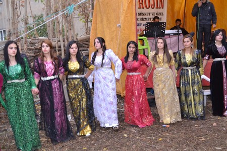 Hakkari'nin Yüksekova ilçesinde 22-23-10.2011 Ekim Dünya evine giren bazı çiftlerimizi sizler için sayfamıza taşıdık. Yüksekova Güncel ailesi olarak tüm çiftlerimize mutluluklar dileriz.