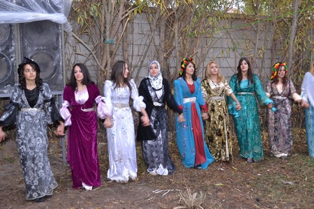 Hakkari'nin Yüksekova ilçesinde 22-23-10.2011 Ekim Dünya evine giren bazı çiftlerimizi sizler için sayfamıza taşıdık. Yüksekova Güncel ailesi olarak tüm çiftlerimize mutluluklar dileriz.