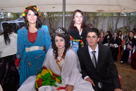 Hakkari'nin Yüksekova ilçesinde 22-23-10.2011 Ekim Dünya evine giren bazı çiftlerimizi sizler için sayfamıza taşıdık. Yüksekova Güncel ailesi olarak tüm çiftlerimize mutluluklar dileriz.