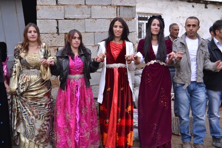 Hakkari'nin Yüksekova ilçesinde 22-23-10.2011 Ekim Dünya evine giren bazı çiftlerimizi sizler için sayfamıza taşıdık. Yüksekova Güncel ailesi olarak tüm çiftlerimize mutluluklar dileriz.
